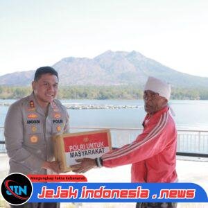 Merah Putih Berkibar di Puncak Batur, Kapolres Bangli dan Bhayangkari Mendaki Sejak Subuh