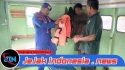 Satpolairud Polresta Banyuwangi Berikan Edukasi Alat Keselamatan kepada Kru KM Ridho Sejati