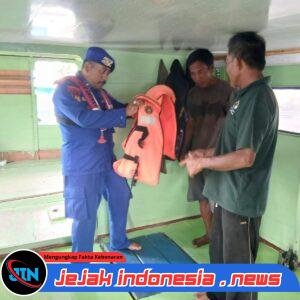 Satpolairud Polresta Banyuwangi Berikan Edukasi Alat Keselamatan kepada Kru KM Ridho Sejati