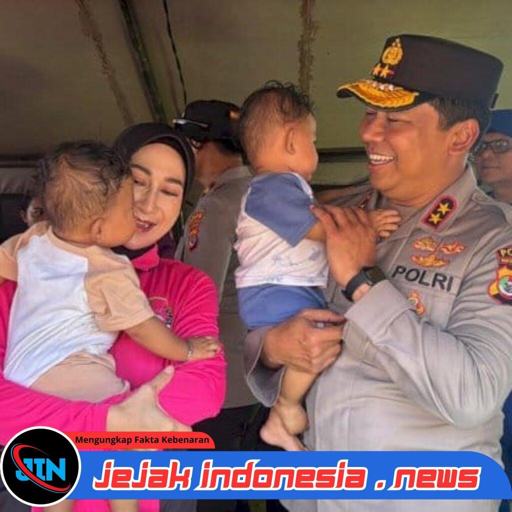 Kapolda NTT dan Ketua Bhayangkari Hadirkan Kepedulian di Tengah Pengungsi Gempa di Gelora Samador Maumere