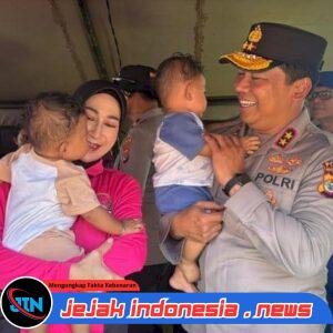 Kapolda NTT dan Ketua Bhayangkari Hadirkan Kepedulian di Tengah Pengungsi Gempa di Gelora Samador Maumere