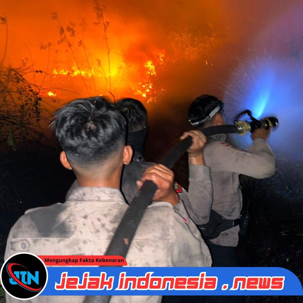 Respon Cepat Ditsamapta Polda Kalteng, Padamkan Karhutla Dekat Permukiman