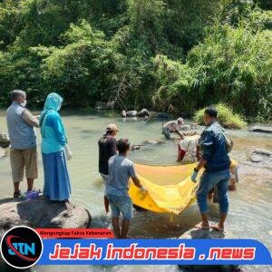 Lansia 76 Tahun Ditemukan Meninggal Mengapung di Sungai Gombolirang, Kapolsek Kabat Pimpin Penanganan Evaluasi Korban