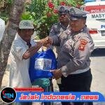 Peduli Sesama, Sat Lantas Polres Bone Bolango Bagikan Sembako Sembari Edukasi Tertib Lalu Lintas