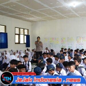 ‎*‎Sambangi SMPN 3 Kalipuro, Polwan Banyuwangi Beri Edukasi Kenakalan Remaja