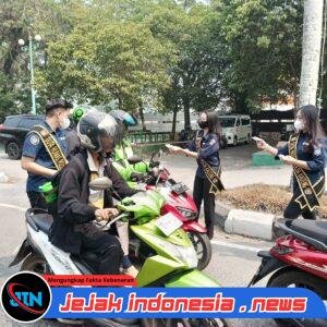 Polda Kalteng Bagikan 500 Masker kepada Pengendara
