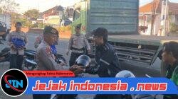 Sambut HUT ke-81 RI, Brimob Polda Bali Bagikan Sembako ke Ojol di Gilimanuk