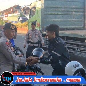 Sambut HUT ke-81 RI, Brimob Polda Bali Bagikan Sembako ke Ojol di Gilimanuk