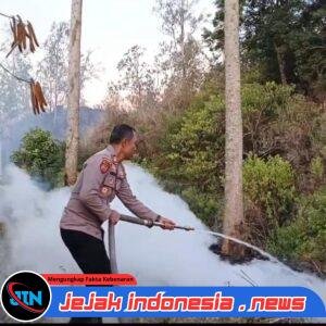 Aksi Heroik AKP Nisin dan Anggota Jinakkan Kebakaran Hutan di Pegunungan
