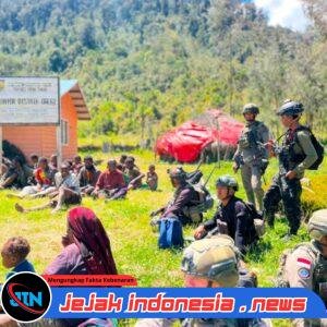 Sambangi Warga di Sinak, Satgas Kepolisian Operasi Damai Cartenz Berikan Pelayanan Kesehatan