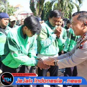 Kapolres Kudus Turun Tangan, 350 Paket Sembako Dibagikan untuk Ojol: Kepedulian Nyata di Tengah Perjuangan Jalanan