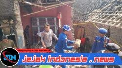 Polri Hadir di Tengah Warga, Bersihkan Puing Pascaledakan di Panimbang