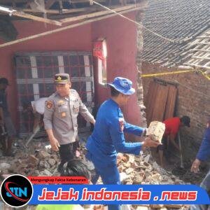 Polri Hadir di Tengah Warga, Bersihkan Puing Pascaledakan di Panimbang
