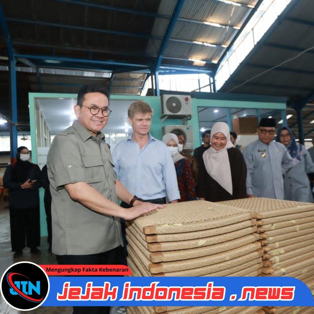 Dari Kalipuro ke Pasar Dunia, Mendag Dorong Furnitur Jati Banyuwangi Naik Kelas