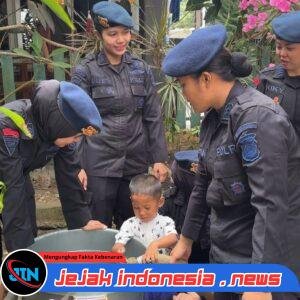 Polwan Satbrimob Polda Jambi Salurkan Air Bersih ke Panti Asuhan Al-Amin