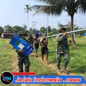 Harapan Baru Terangi Kampung Binaan, Satgas Swasembada Yonif 643/Wns Koops TNI Habema Bersama Warga Pasang Lampu Solar Cell