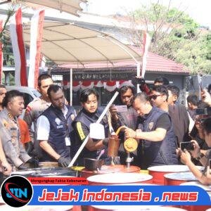 *Bongkar Oli Palsu di Cengkareng, Polres Jakbar Ungkap Modus Oli Bekas Diubah Jadi Seolah Baru*