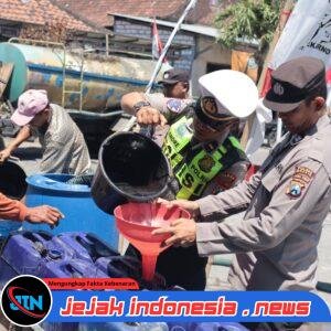 *Polres Gresik Peduli, Salurkan Bantuan Air Bersih untuk Warga 3 Desa di Balongpanggang*