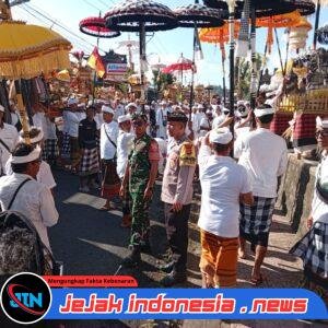 Bhabinkamtibmas Bersama Babinsa dan Pecalang Amankan Prosesi Ngiring Ida Sesuunan di Desa Sidan