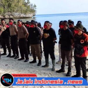 Gempur Karhutla di Pulau Dayan, Polres Raja Ampat Bersama Tim Gabungan Berjibaku Padamkan Api
