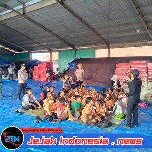 Tak Sekadar Mengamankan, Polres Karo dan Brimob Layani Mobilitas Warga Pengungsi Sinabung