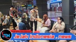 Polresta Bandara Soetta bersama Otoritas Bandara Berbagi Snack dan Minuman Gratis di Terminal 2