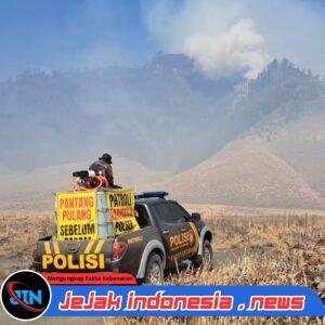 *Polres Probolinggo Terjunkan Personel dan Armada Modifikasi untuk Padamkan Karhutla di Blok Pengol Bromo*