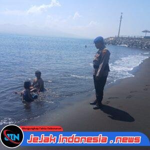 Satpolairud Polresta Banyuwangi Intensifkan Patroli Dialogis di Pantai Marina Boom, Ingatkan Wisatawan Waspadai Cuaca Ekstrem