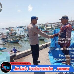 Satpolairud Polresta Banyuwangi Sambangi Nelayan Muncar, Ingatkan Keselamatan Saat Cuaca Buruk