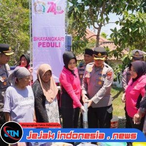 *Atasi Krisis Air, Polres Bangkalan Distribusikan 48.000 Liter Air Bersih di Dua Kecamatan*