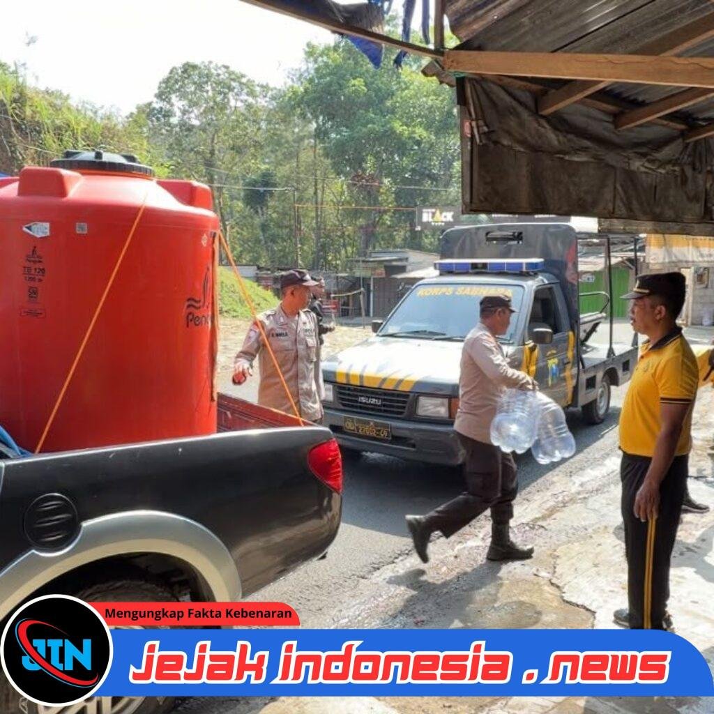 *Polres Trenggalek Distribusikan Air Bersih ke Pelosok Desa Melalui Patroli Gentong dan Kendil*