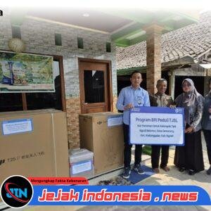 *BRI Peduli TJSL menyerahkan bantuan alat dan mesin pertanian (alsintan) berupa drone pertanian kepada Kelompok Tani Ngudi Makmur, Desa Gemarang, Kecamatan Kedunggalar, Kabupaten Ngawi.