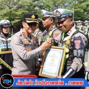 Hari Lalu Lintas Bhayangkara ke-71, Polresta Banyuwangi Beri Penghargaan kepada Personel Berprestasi*