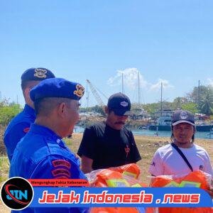 Satpolairud Polresta Banyuwangi Bagikan Life Jacket kepada Nelayan KUB Pulau Wangi