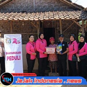 Ny Serly Aryo Bawa Semangat Bhayangkari Peduli Menyentuh Kehidupan Mbah Tumi di Curahdami