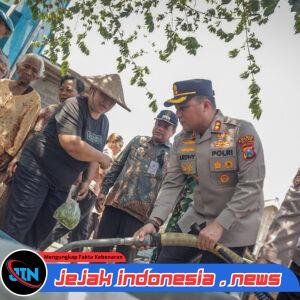 *Polres Blitar Salurkan Bantuan Air Bersih dan Sembako bagi Warga Terdampak Kekeringan*