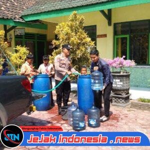 *Patroli Gentong Polres Trenggalek Salurkan Air Bersih untuk Sekolah dan Tempat Ibadah*