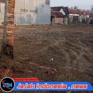DUGAAN JUAL BELI TANAH KAPLING ILEGAL DI JALAN JAYA WIJAYA SUMBER BERAS MUNCAR, WARGA DIDUGA ADA OKNUM APH TERLIBAT