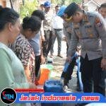 *Polres Bondowoso Distribusikan Air Bersih Bantu Warga Taman Krocok Hadapi Kemarau Panjang*