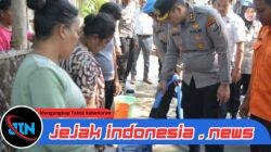 *Polres Bondowoso Distribusikan Air Bersih Bantu Warga Taman Krocok Hadapi Kemarau Panjang*