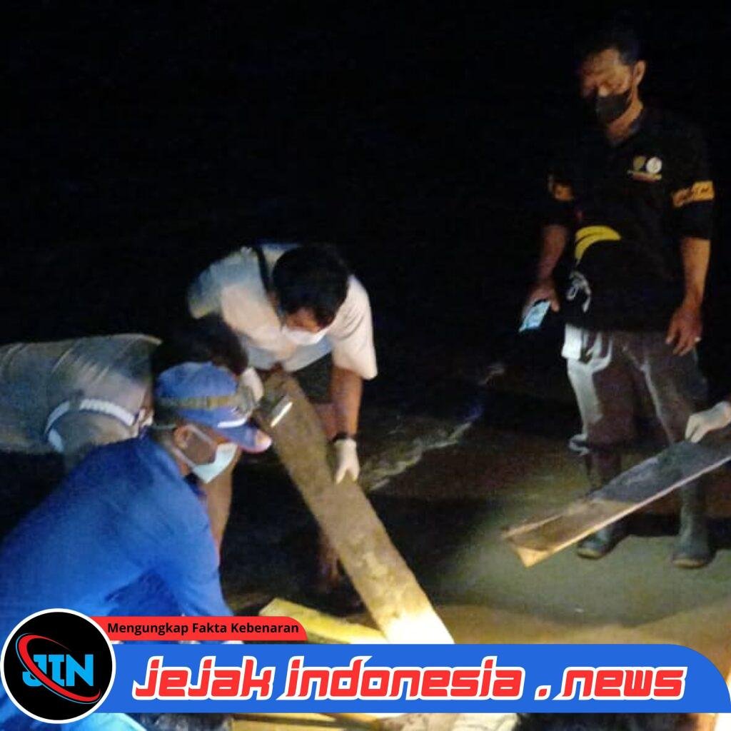Ditpolairud Polda Kalteng Evakuasi Jenazah Tanpa Identitas Diduga Korban Kapal Virgo Transport 8 di Pantai Lunci Sukamara