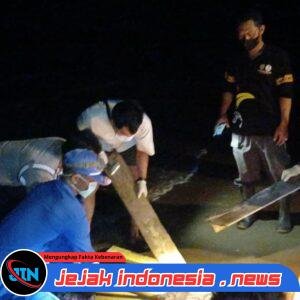 Ditpolairud Polda Kalteng Evakuasi Jenazah Tanpa Identitas Diduga Korban Kapal Virgo Transport 8 di Pantai Lunci Sukamara