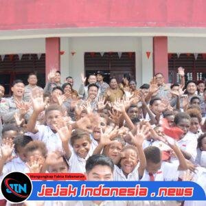 *Satgas Damai Cartenz Bagikan Tas dan Alat Tulis untuk Masa Depan Papua*