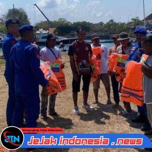 *Keselamatan Nelayan Jadi Prioritas, Satpolairud Polresta Banyuwangi Bagikan Life Jacket*