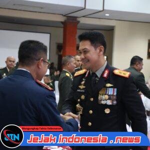 Wujud Soliditas TNI-Polri, Kapolda Bali Serahkan Potongan Tumpeng Saat HUT TNI ke-81