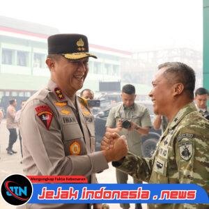 HUT TNI ke-81, Kapolda Kalteng Bersama Pejabat Utama Beri Kejutan Kue Ulang Tahun untuk Kodam XXII Tambun Bungai