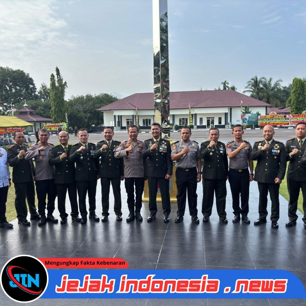 Kapolres Simalungun Pimpin Kunjungan HUT TNI Ke-81 ke Enam Markas Komando TNI, Tukar Cenderamata dengan Dandim 0207/Simalungun