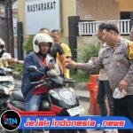 Jumat Berkah Polsek Waru Bagikan 100 Paket Makanan dan Minum untuk Masyarakat