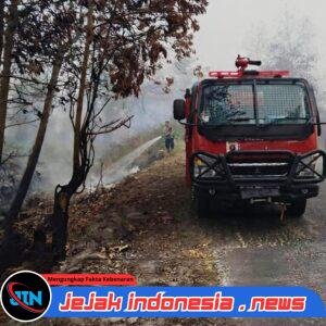Di Tengah Kepungan Asap, Personel Polda Kalteng Terus Optimalkan Pemadaman Karhutla