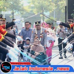 *Disambut Pedang Pora dan Atraksi Budaya, Irjen Pol Dekananto Eko Purwono Resmi Pimpin Polda Jatim*